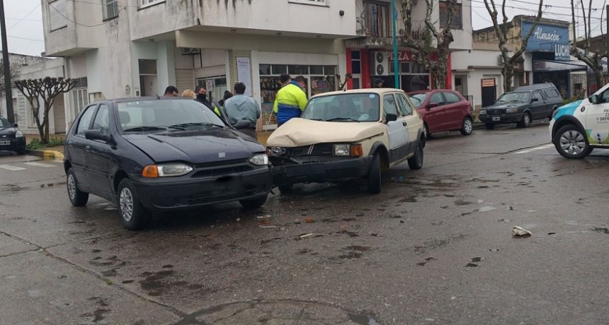 Dos autom&oacute;viles colisionaron en la esquina de Avenida Brown y calle Bernardo Irigoyen