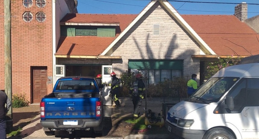 Un compresor gener&oacute; el principio de incendio en el garaje de una vivienda 