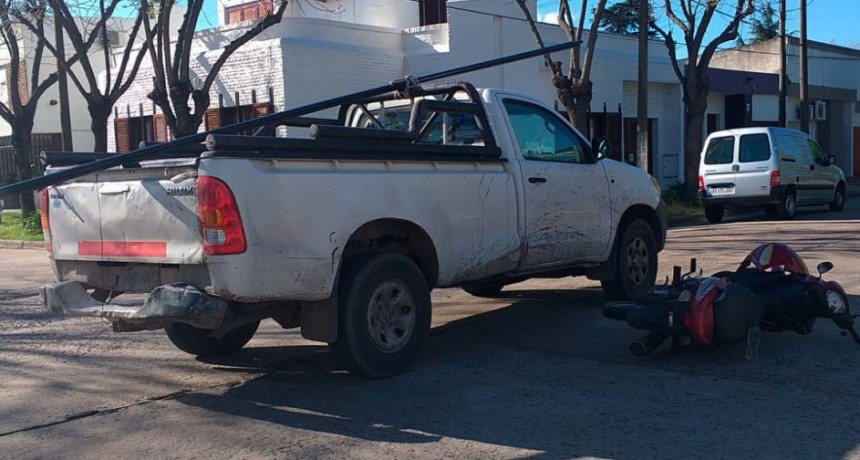 Una joven motociclista fue trasladada hacia el hospital tras impactar contra una camioneta