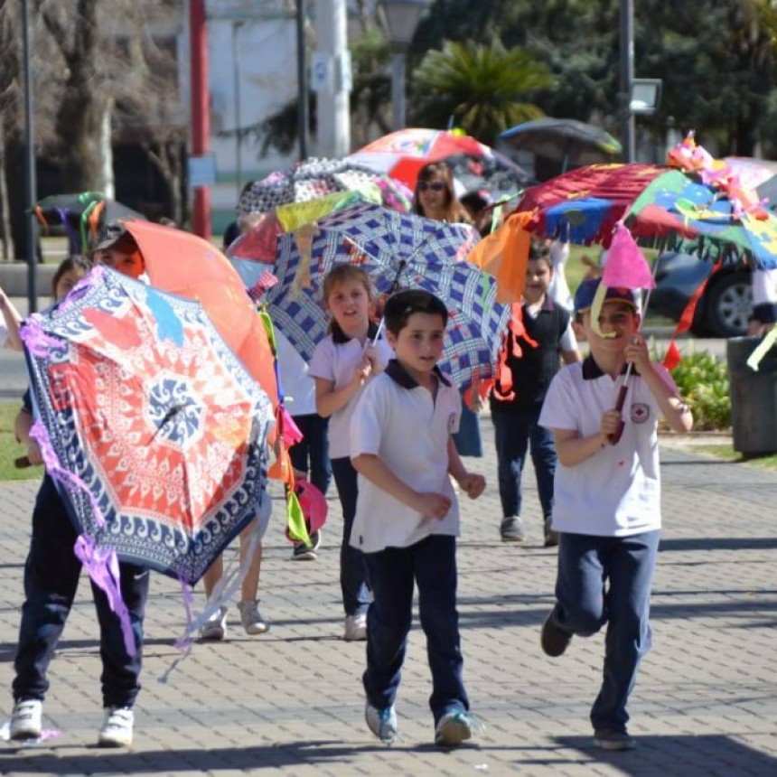 La Dirección de Niñez, Adolescencia y Familia, a cargo de Cesar Tordó, el Servicio Local y la Escuela de Estética invitaron a las escuelas a participar de la iniciativa “Paraguas por la Paz”