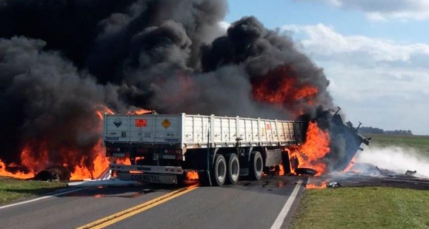 Tremendo accidente de frente entre dos camiones, se conoció la identidad de uno de los fallecidos y están muy cerca de identificar a los ocupantes del otro camión
