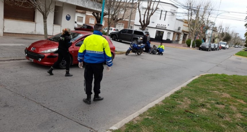 Tras una colisión entre un auto y una moto, trasladaron en forma preventiva al motociclista al hospital Capredoni