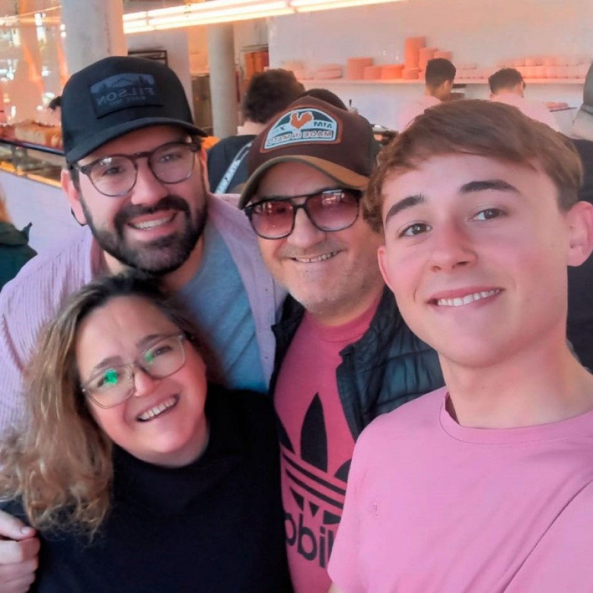 Mia Sarragoicoechea visitó a su amigo Damián Betular para saludarlo por su libro y nueva pastelería en Devoto