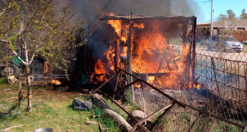 Bomberos acudió al incendio de un galpón