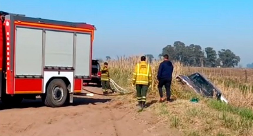 Vuelco sin heridos en un camino rural