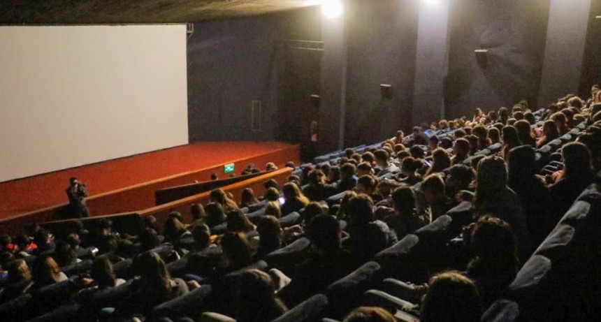 Estudiantes de escuelas secundarias visitaron el Cine Avenida