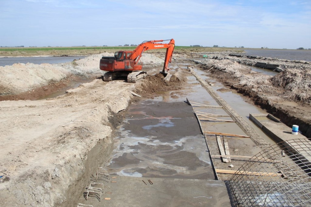 Avanza la Obra de la Compuerta que permitirá la regulación de aguas de la laguna San Luís