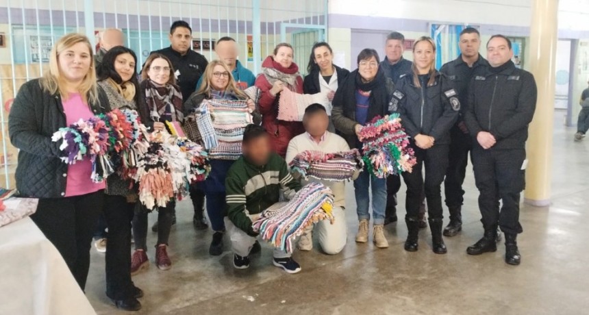 Servicio a la comunidad: En la cárcel de Urdampilleta elaboraron alfombras y juegos para la memoria para un hogar de Adultos Mayores
