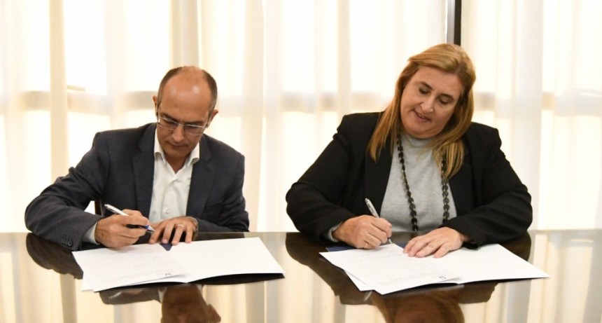 El Intendente Marcos Pisano firmó un convenio de formación y capacitación con la Universidad de Lomas de Zamora