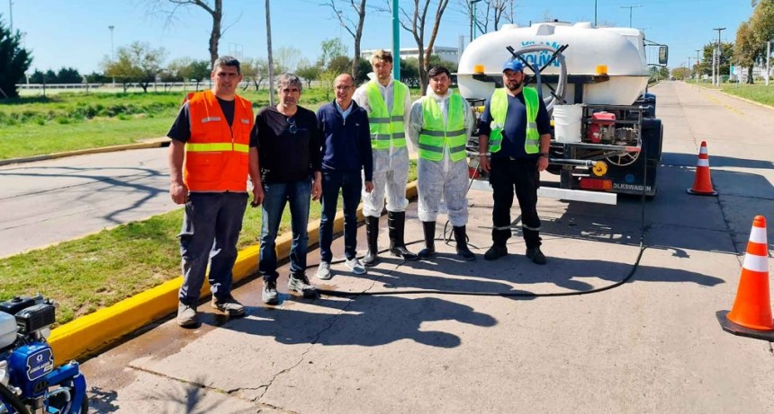 El Municipio incorporó una máquina para pintar cordones y sendas, y la puso en marcha en avenida Cacique Coliqueo