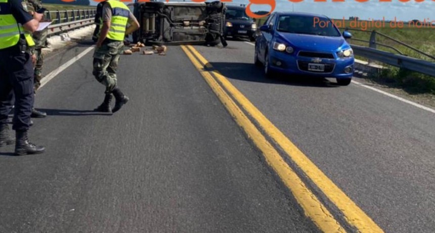 Vuelco sobre el puente de la ruta nacional 205 que cruza el canal 16