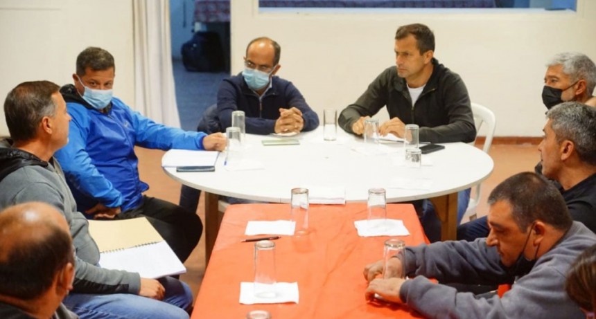 Pisano y Bucca entregaron un aporte econ&oacute;mico al Club Casariego