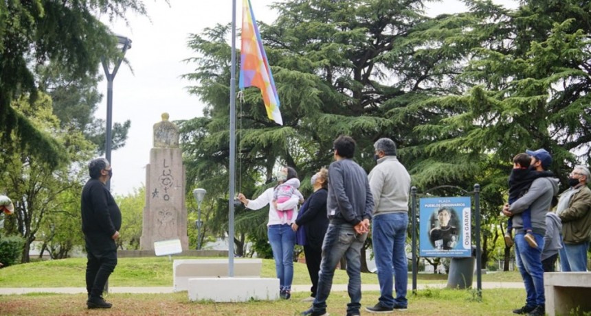 Se realizó el acto y el recambio de la Bandera Wipala en el marco del Día de la Diversidad Cultural
