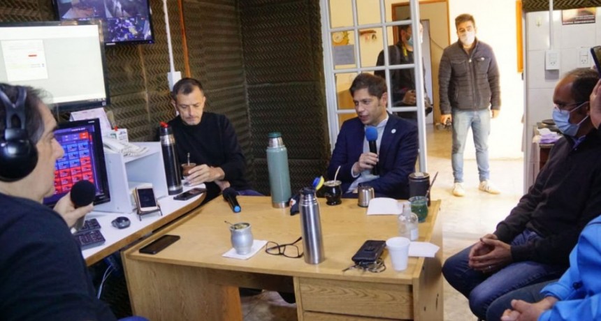 El Gobernador Kicillof visitó FM 10 y habló de obra pública: Viviendas, Ruta 65, Cloacas y los móviles entregados a Policía