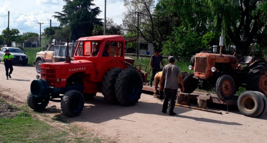 Se desprendió un tractor de un carro donde los transportaban