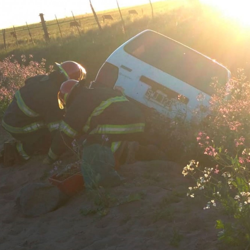 Se dañó un neumático y terminó despistando