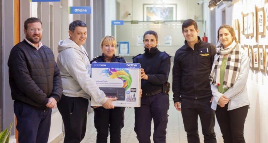 La Cámara Bolívar donó una impresora a la Comisaría Local