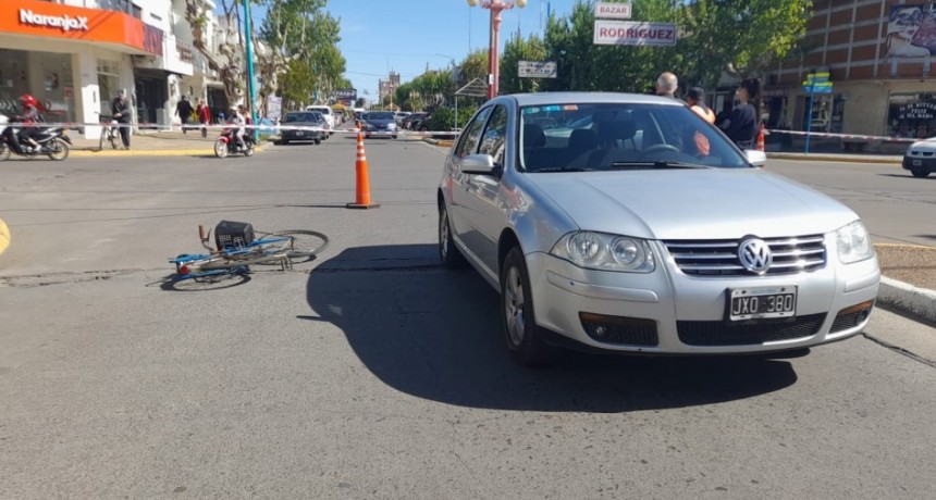Una mujer fue trasladada por prevenci&oacute;n hacia el hospital, tras el impacto con un auto