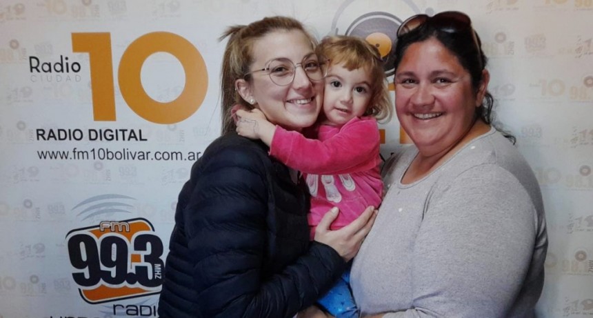 Agustina Seiler visit&oacute; los estudios de FM 10 para realizar el sorteo de los premios donados con motivo de ayudar en su campa&ntilde;a solidaria