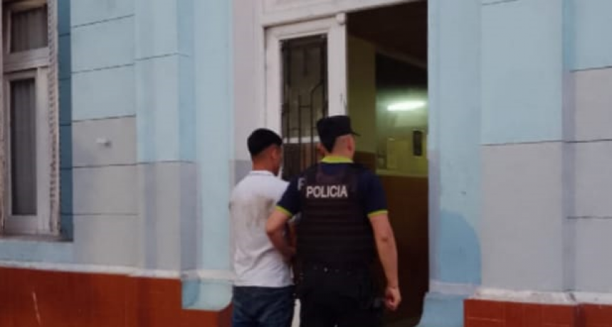 Olavarría: Ingresó al Hospital Municipal y agarró a las piñas a una mampara, lo aprehendieron y le iniciaron una causa por 