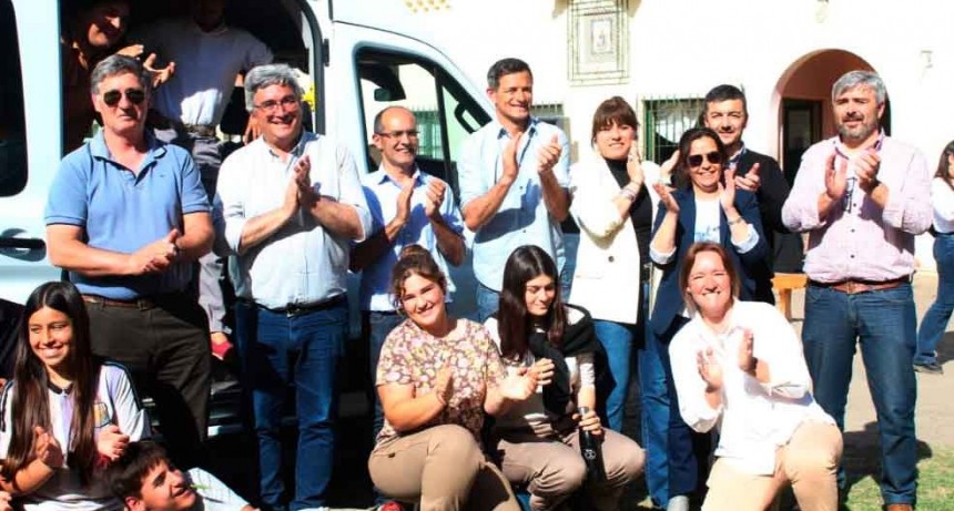 Escuela Agrícola: El Ministro de Desarrollo Agrario Javier Rodríguez  entregó un Minibus Ford Transit para los viajes de capacitación e intercambio de conocimientos de los alumnos