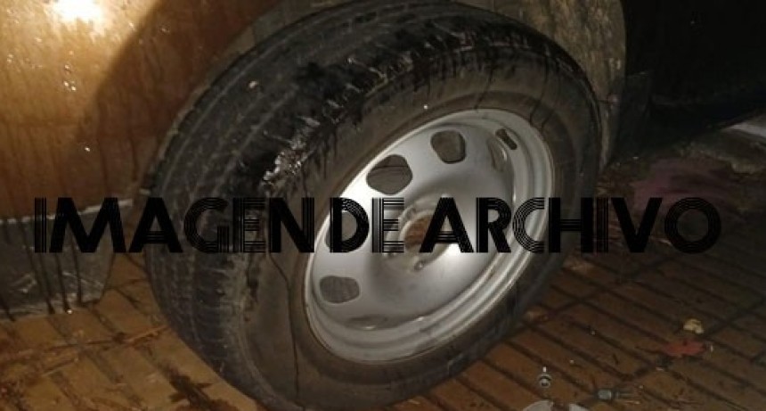 Le robaron un neum&aacute;tico del auto estando estacionado