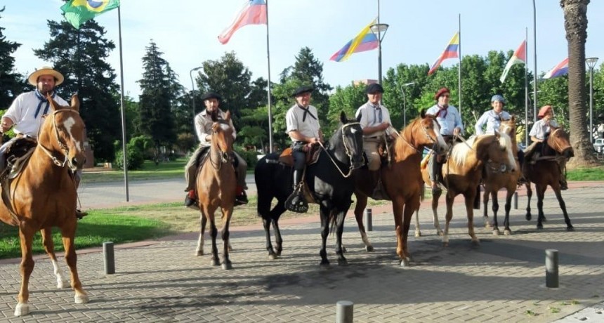 Bol&iacute;var celebr&oacute; el d&iacute;a de la tradici&oacute;n de a caballo