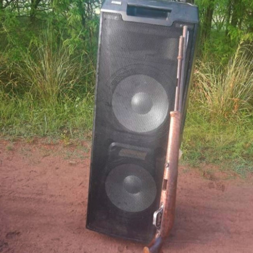 Hallaron una carabina y un parlante AIWA en un bald&iacute;o