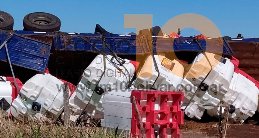 Volc&oacute; un cami&oacute;n cargado de Per&oacute;xido Org&aacute;nico, ya habilitaron la ruta 65