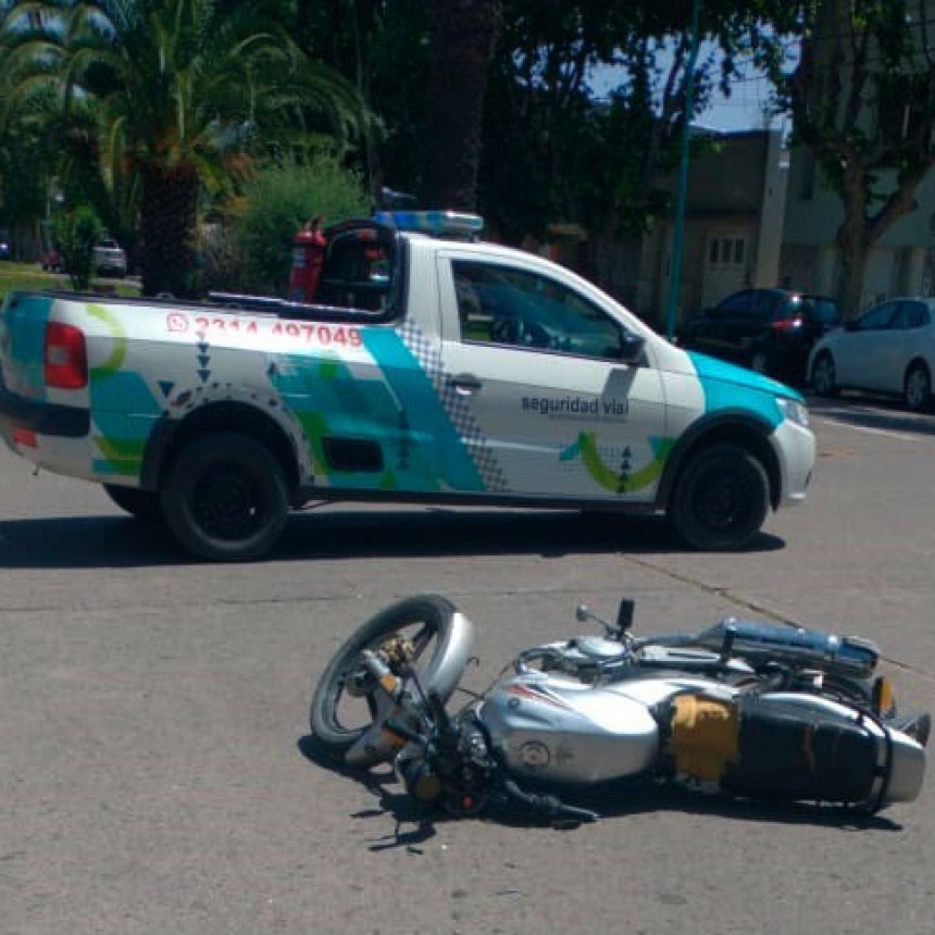 Dos conductoras en moto impactaron en avenida Guillermo Brown y Bernardo de Irigoyen