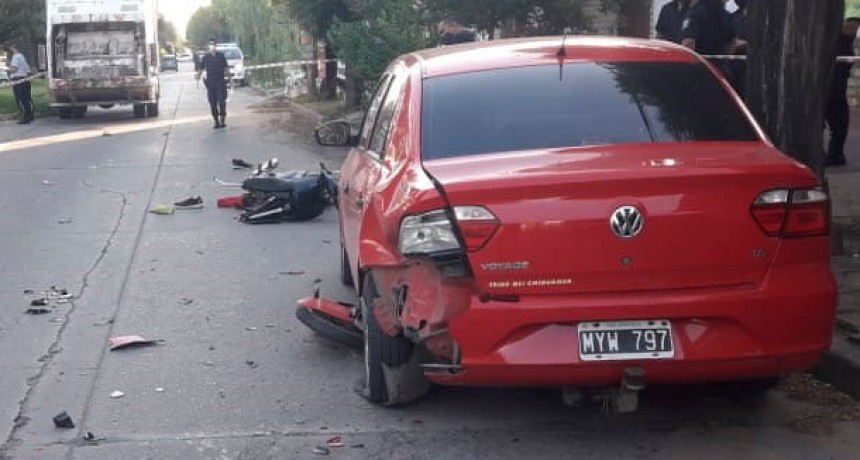 Dos motociclistas impactaron contra un auto que se encontraba estacionado