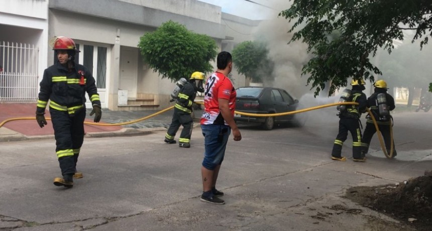 Principio de incendio en un auto