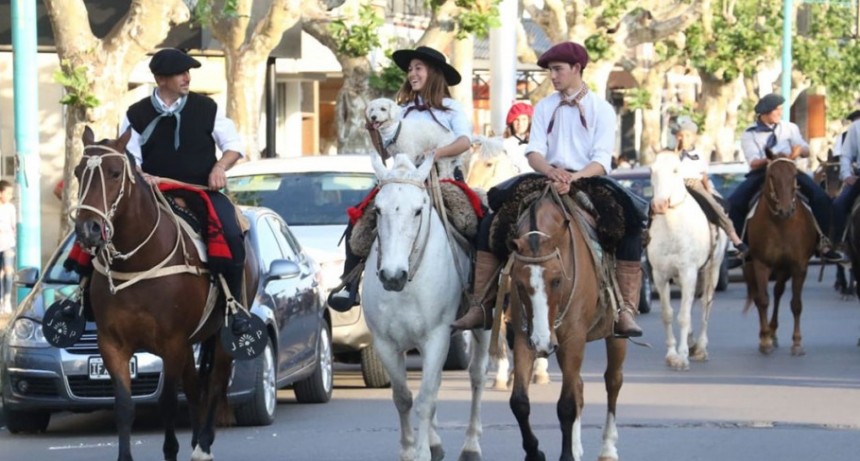 El intendente Pisano acompañó el desfile por el Día de la Tradición