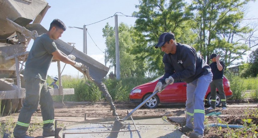 La cuadrilla municipal de Pavimento Continúo se encuentra realizando tareas de hormigonado en la Av. Cacique Pincén.