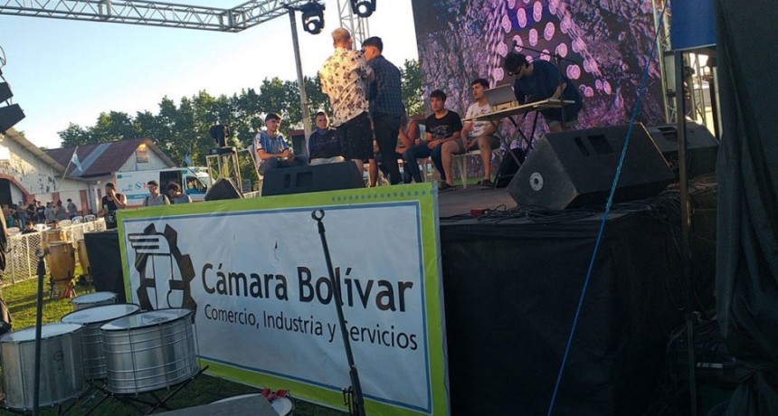 Danza, música en vivo, freestyle y Dj's se presentaron en el escenario de la 1°Expo Comercial en la tarde noche de viernes