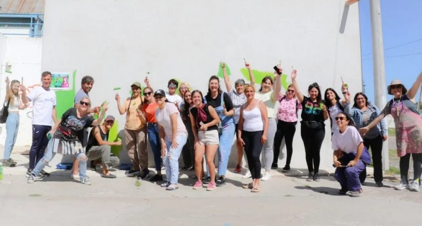  Comenzó la pintada colectiva del mural 