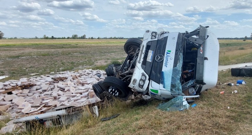 Ruta 205: volcó camión térmico con importantes daños materiales, si bien el chofer está en buen estado de salud