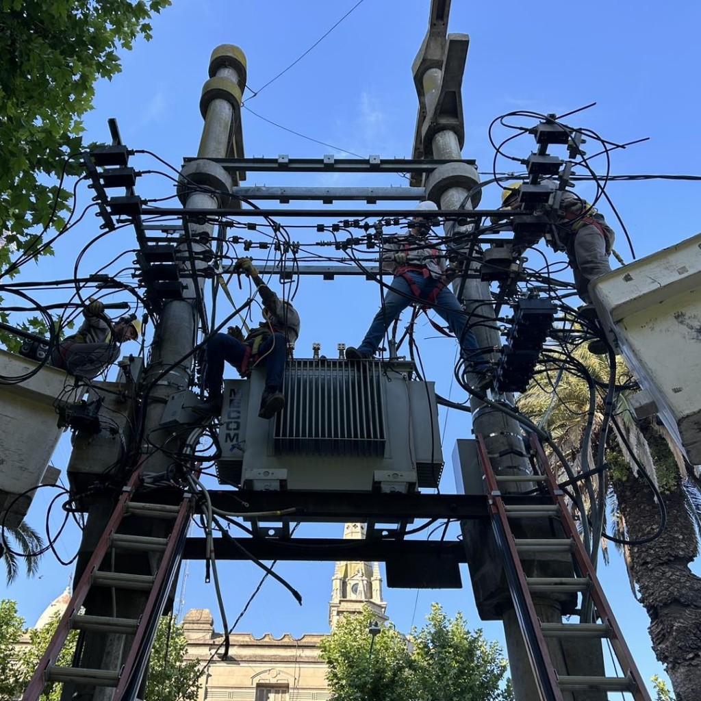La Cooperativa Eléctrica de Bolívar informa que su personal se encuentra trabajando en Alsina y Belgrano, en el puesto de transformación de energía