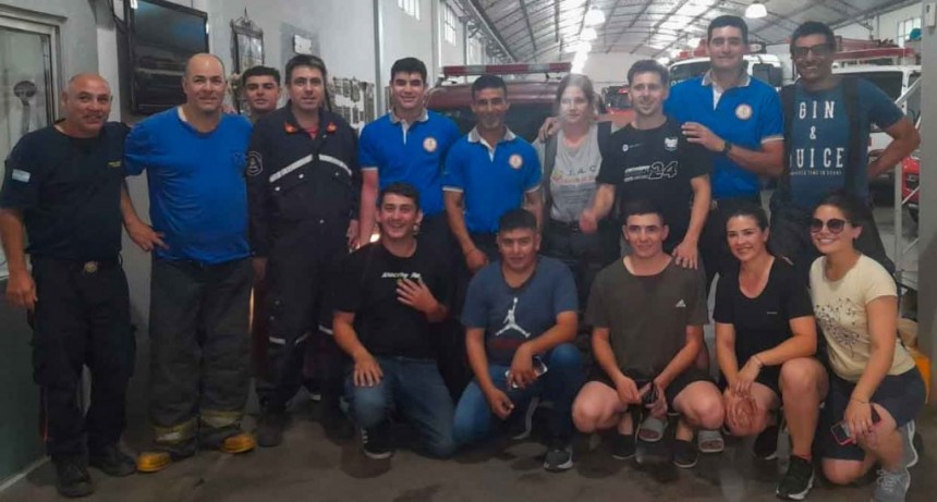 Bomberos Voluntarios de Bolívar desarrollan tareas junto a los rescatistas en Villa Gessel,  hoy en horario nocturno hasta las 8 del sábado