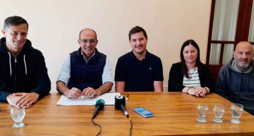 Habrá descuentos en farmacias para empleados y jubilados municipales, lo anunciaron en conferencia autoridades del Colegio de Farmacéuticos, Marcos Pisano, Bali Bucca, Lorena Gallego y Horacio Rossi