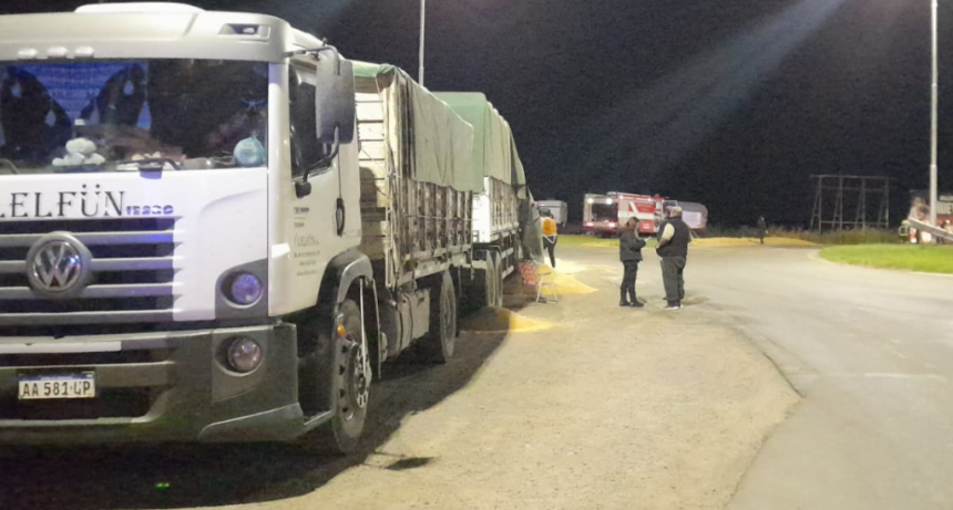 Rutas 65 y226: Bomberos Voluntarios debieron asistir para realizar el barrido y limpieza tras el impacto entre dos camiones