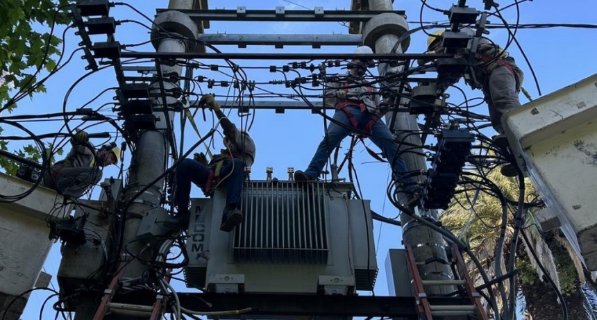 La Cooperativa Eléctrica de Bolívar informa que su personal se encuentra trabajando en Alsina y Belgrano, en el puesto de transformación de energía