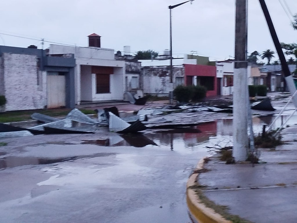 Urdampilleta se encuentra sin energía eléctrica, y se registraron voladuras de techos,caída de antenas y árboles