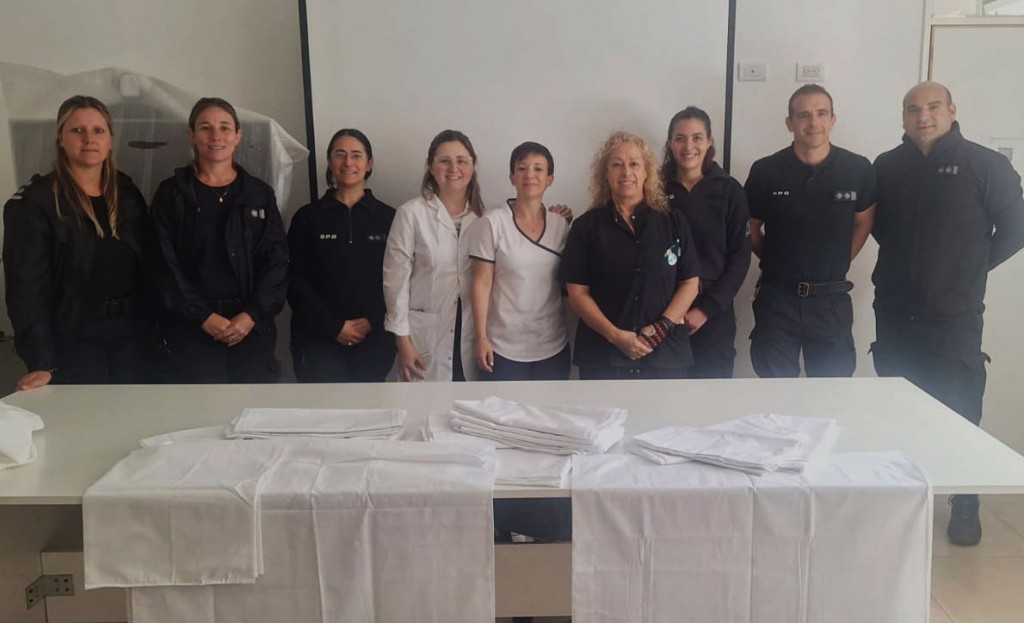 En la cárcel de mujeres de Azul elaboraron sábanas de cuna para el Hospital Materno infantil local