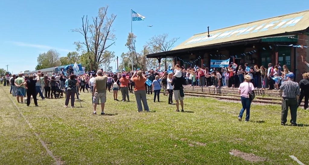 Urdampilleta: Arribó el Tren Solidario cargado de donaciones, esperanza y generó una recepción masiva de la gente