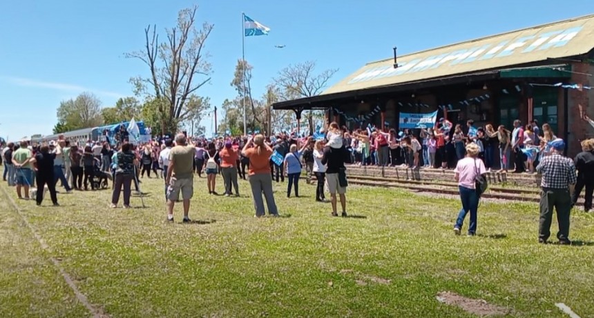 Urdampilleta: Arribó el Tren Solidario cargado de donaciones, esperanza y generó una recepción masiva de la gente