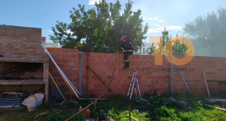 El equipo emergente acudi&oacute; a un principio de incendio en el galp&oacute;n de una vivienda