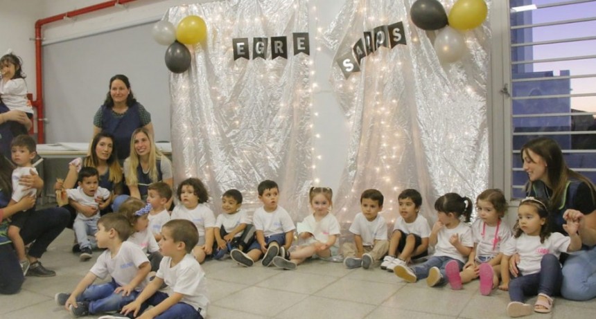 85 niños/as egresaron de los jardines maternales municipales