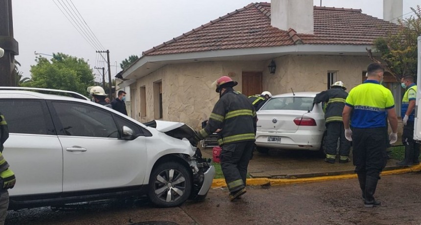 Fuerte impacto entre dos vehículos en Av. Venezuela y calle Matheu
