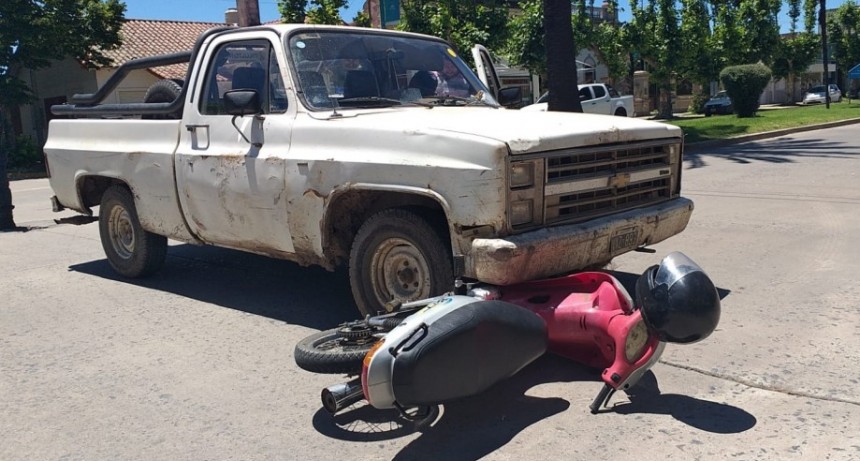 Colisión entre una camioneta y una moto